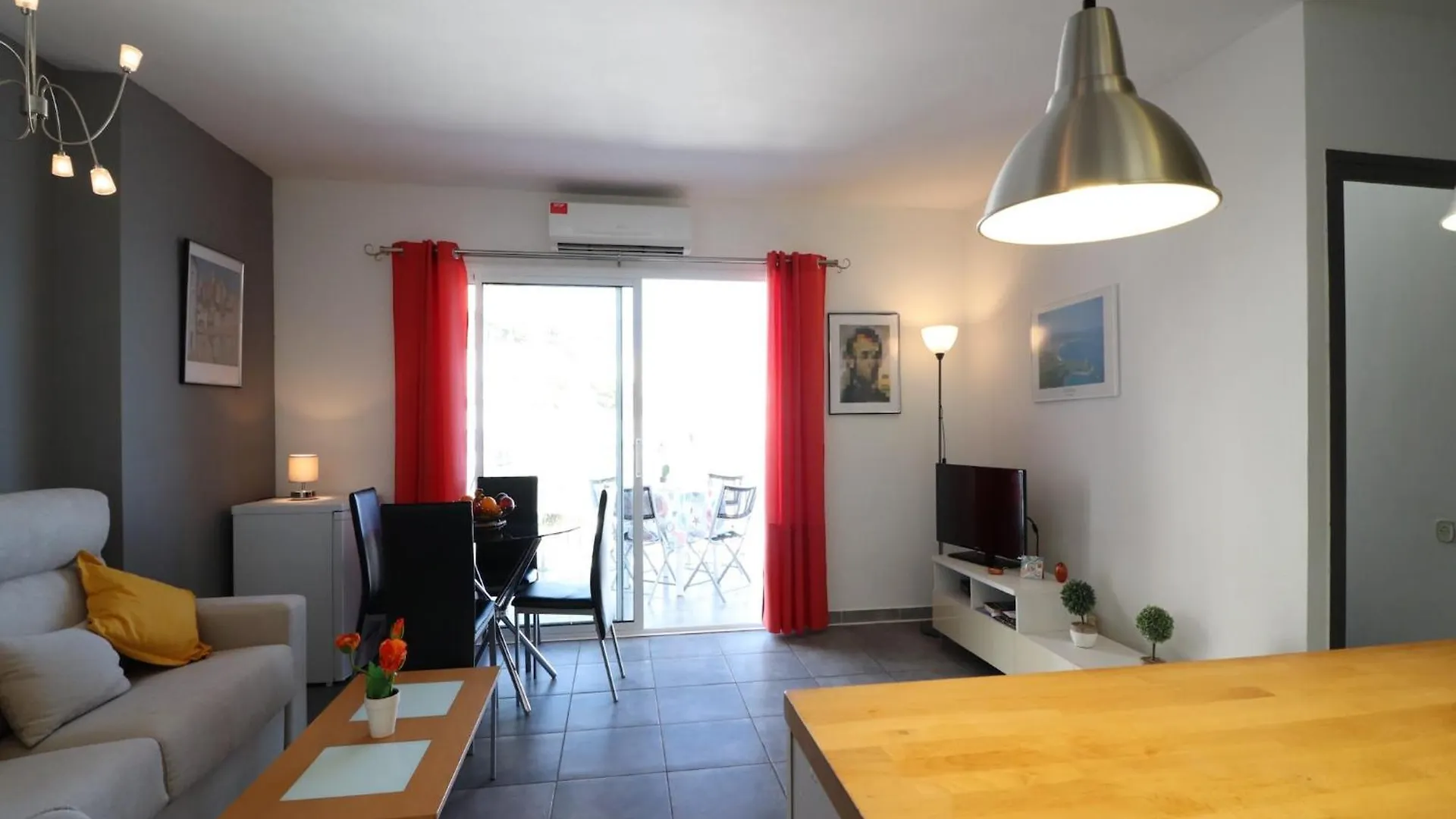 Apartment With Balcony Roses