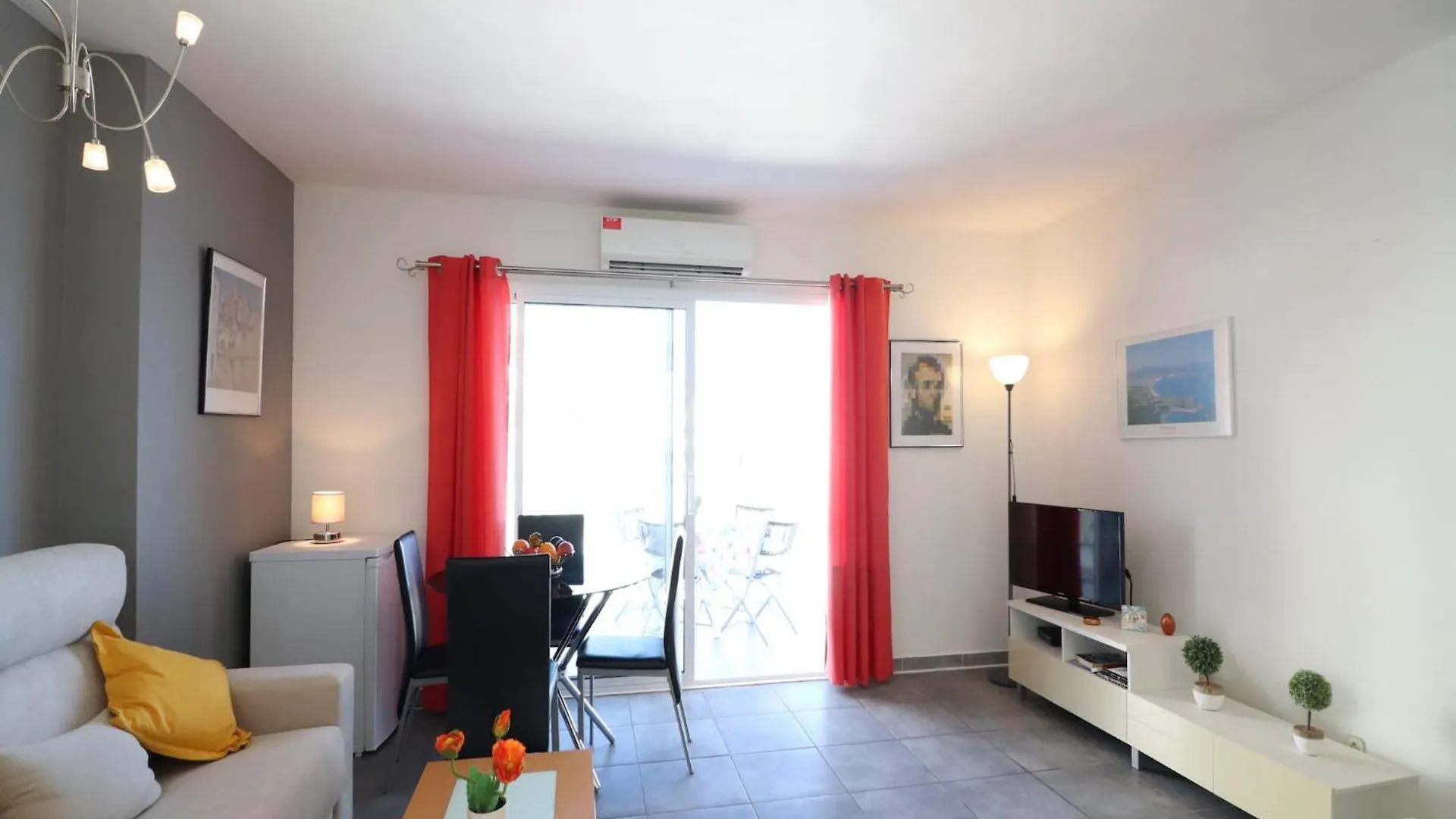 Apartment With Balcony Roses