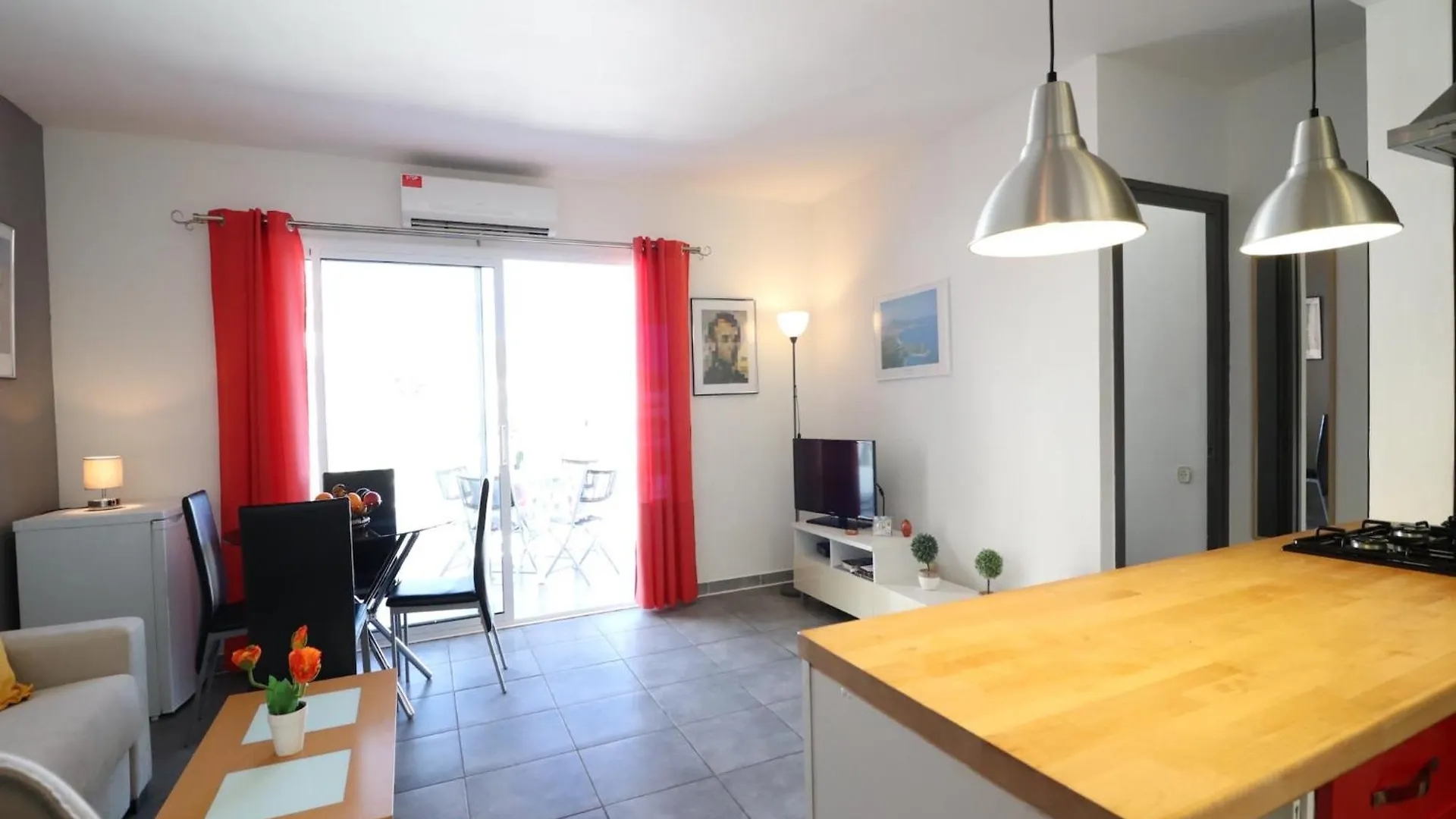 Apartment With Balcony Roses