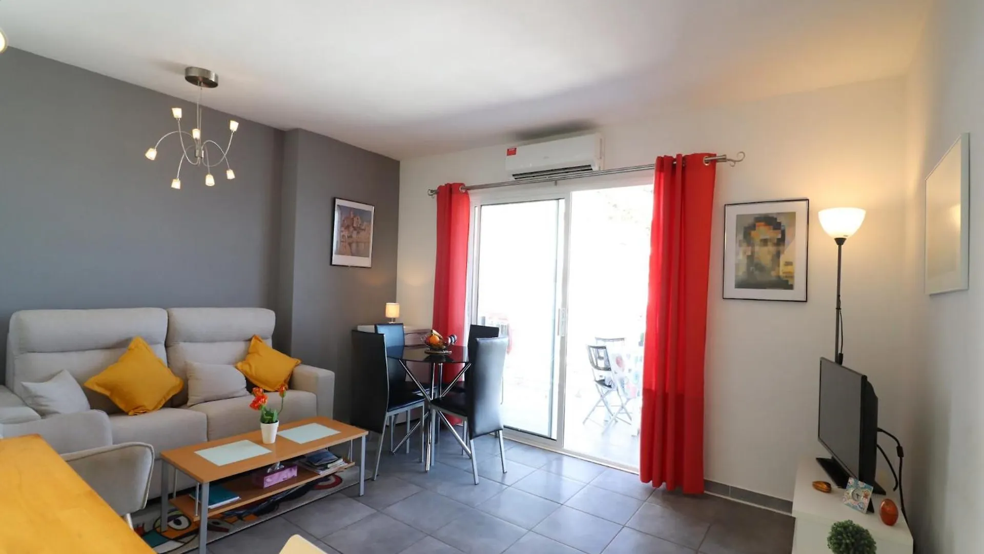 Apartment With Balcony Roses