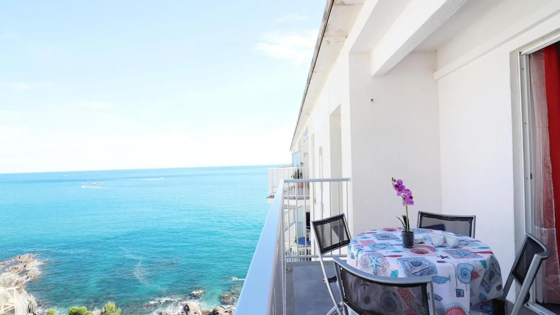 Apartment With Balcony Roses 0*,